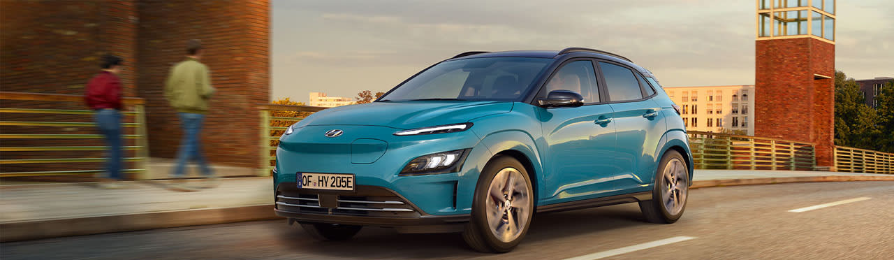 יונדאי KONA EV בצבע תכלת בזמן נסיעה על הכביש