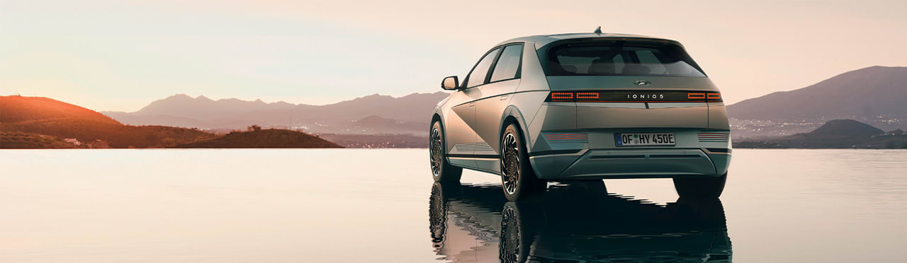 מבט אחורי על רכב יונדאי איוניק 5 צופה על השקיעה