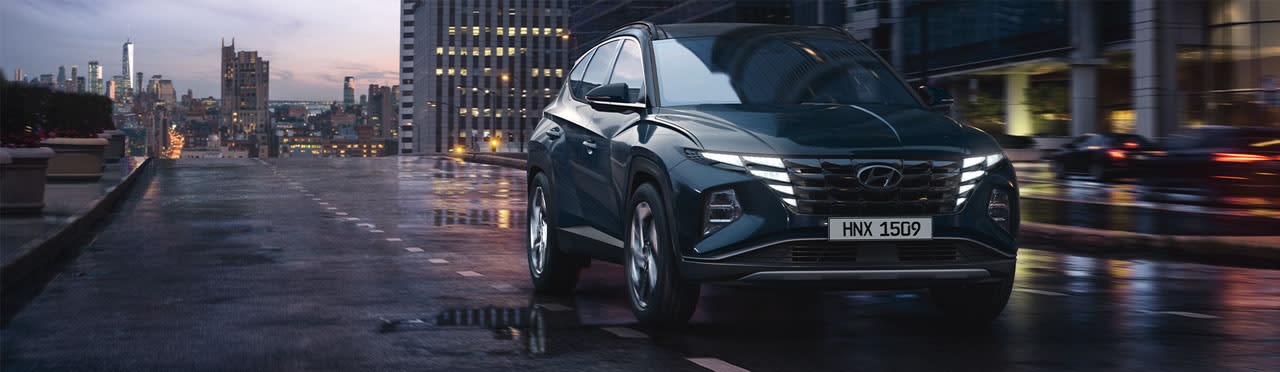 יונדאי טוסון 2022 כחולה בזמן נסיעה בעיר