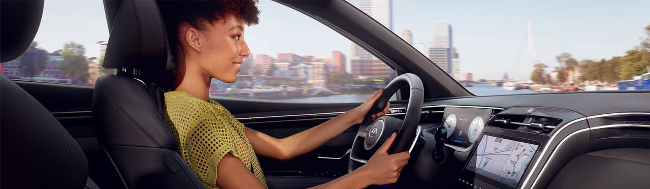 אישה נוהגת ברכב יונדאי