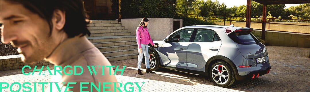 אישה מחברת את הפאנקי קאט הכסופה שלה לעמדת טעינה