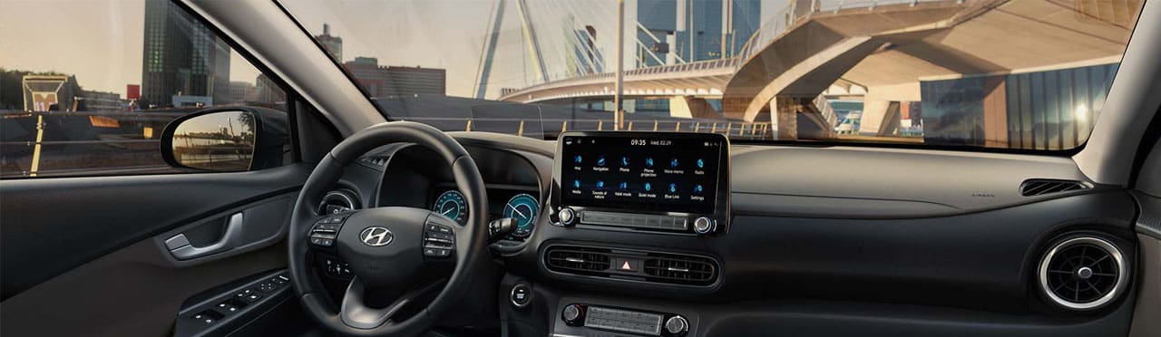 חלל פנים של יונדאי קונה חשמלית - מבט על מושב הנהג וטכנולוגיית הרכב