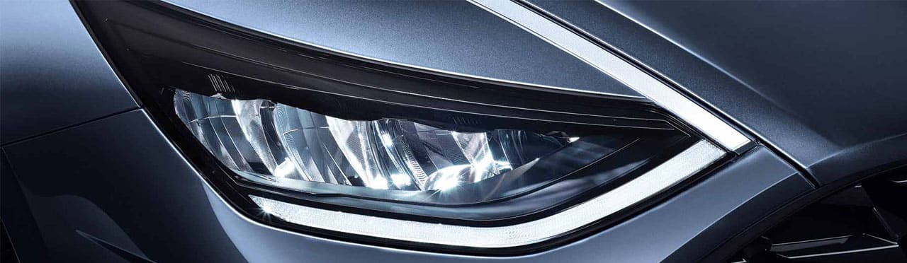 תקריב על פנס לד קדמי של יונדאי סונטה טורבו