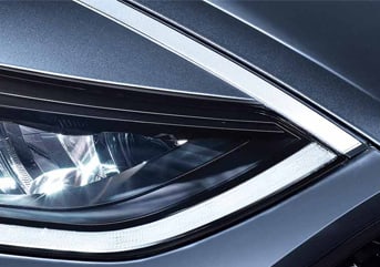 תקריב על פנס לד קדמי של יונדאי סונטה טורבו