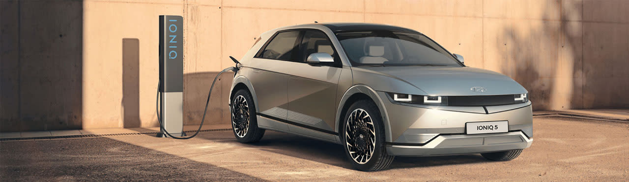 איוניק 5 אפור מחובר לעמדת הטענה