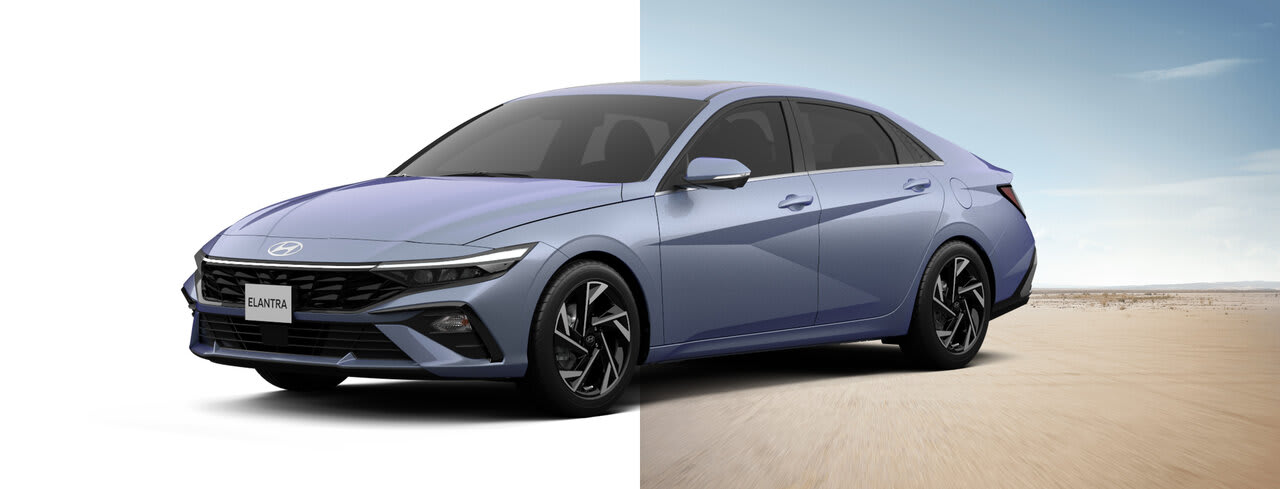 יונדאי היברידית בצבע כחול ברקע עיצובי עם נוף של שמיים וחול מדברי. צילום צד ימין קדימה