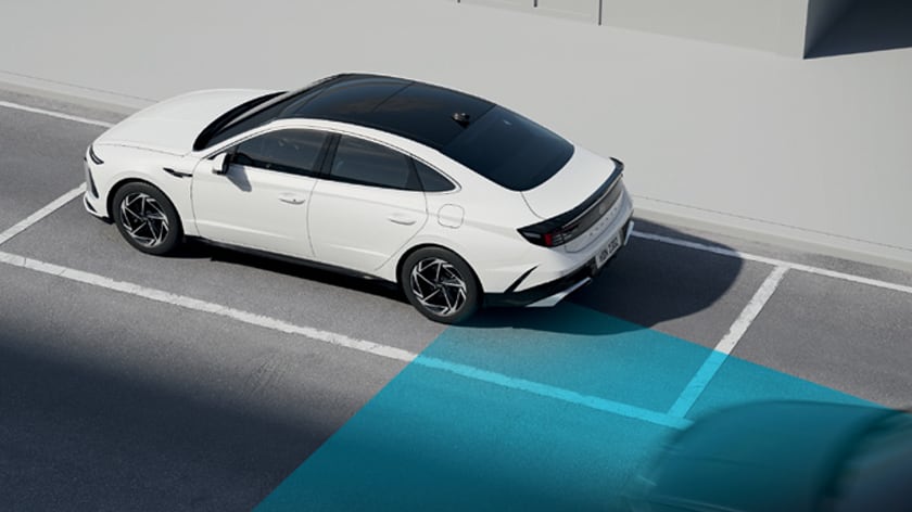 סונטה לבנה חונה בחניה צילום צד ימין מלמעלה