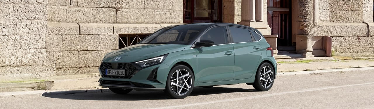 יונדאי ירוקה חונה לצד המדרכה