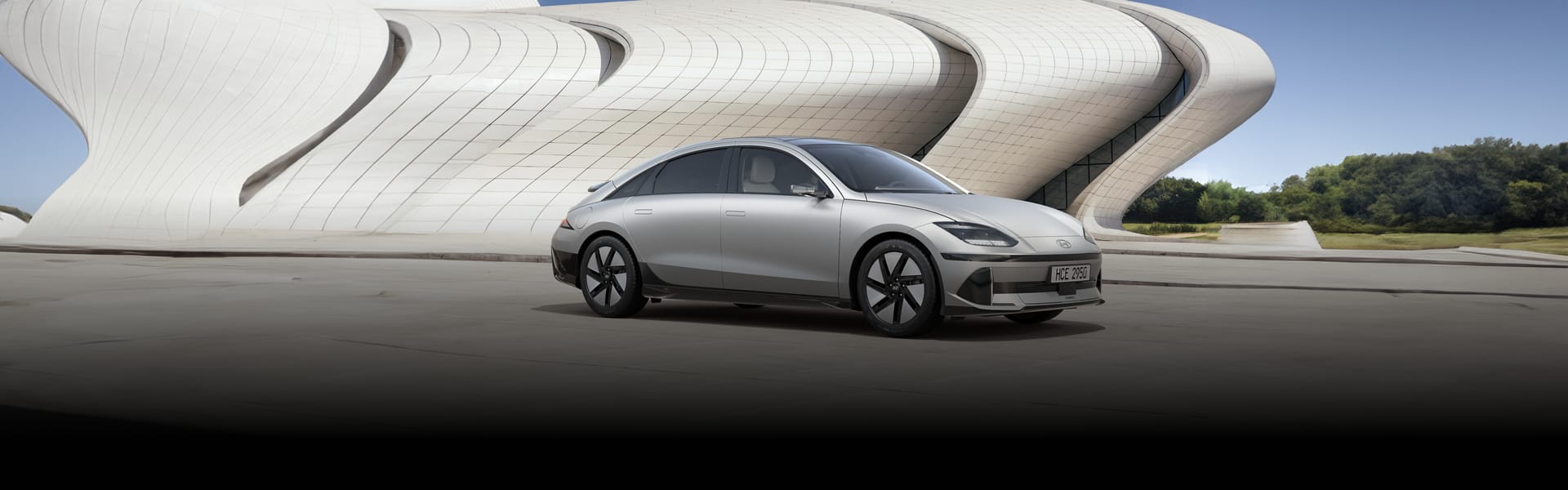 איוניק 6 בצבע כסוף ברקע יש מבנה גדול