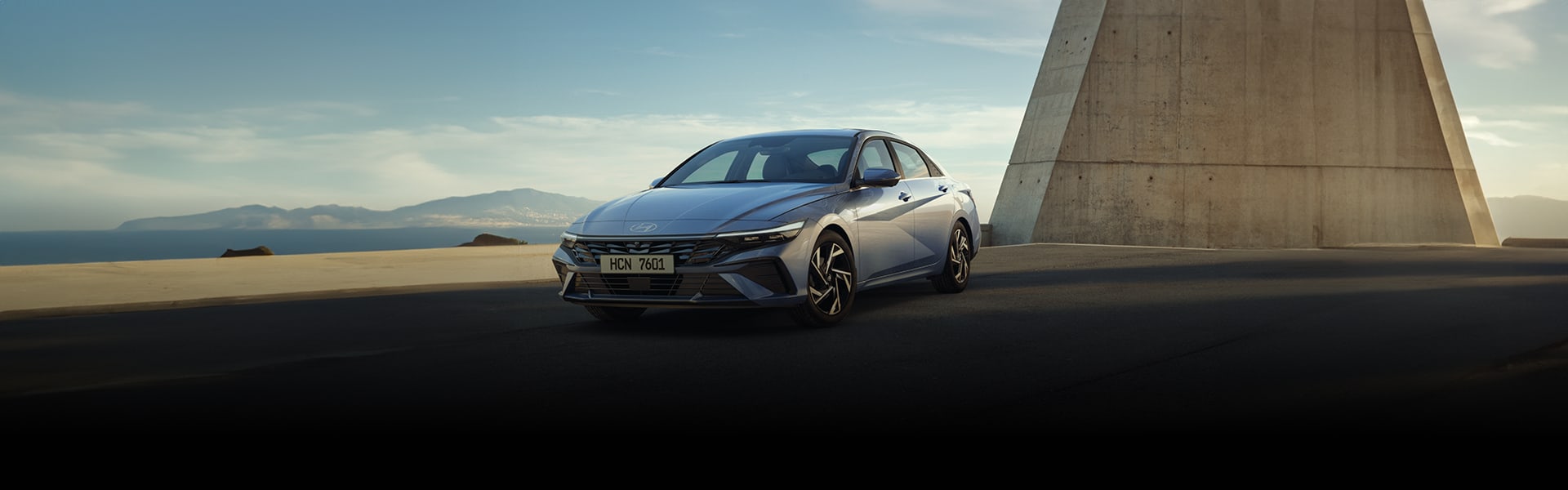 אלנטרה על בניין גבוהה רק השמיים צילום קדמי