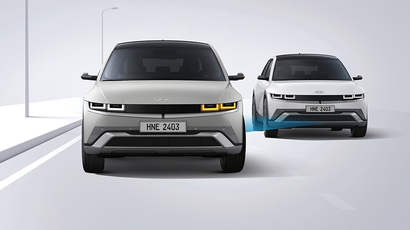 הדמיה של יונדאי איוניק 5 צבע אפור ליד יונדאי נוספת ומאיזה טווח יש התראה לשמירת מרחק מהצד