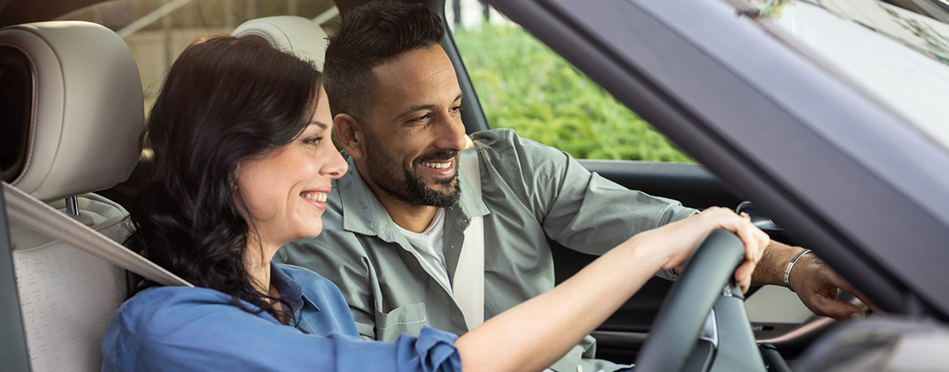 גבר ואישה יושבים בתוך רכב יד 2