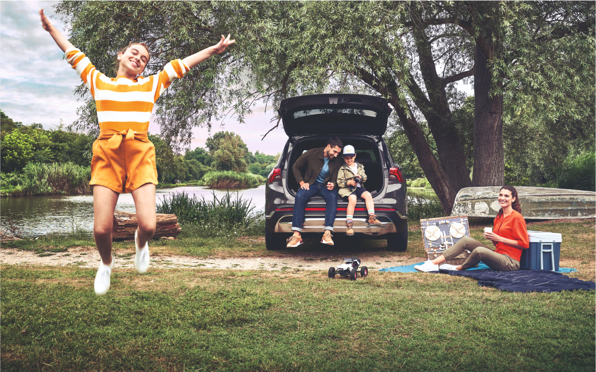 ילדה קופצת ומאחוריה משפחה שיושבת ברכב טרייד אין