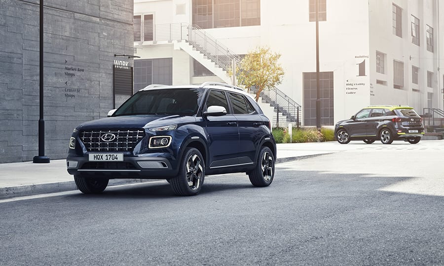 יונדאי ווניו חונה לצד המדרכה צילום צד ימין קדימה