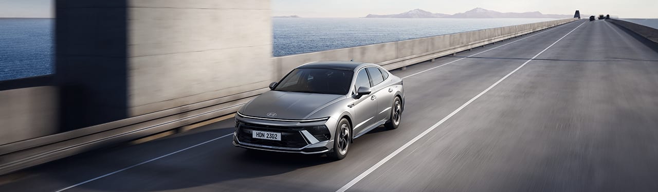 יונדאי סונטה בזמן נסיעה צילום מקדימה