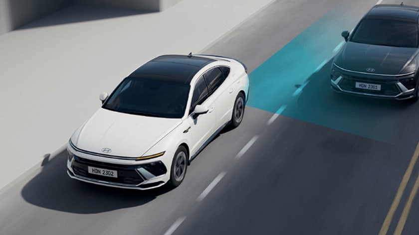 הדמיה בין שתי מכוניות על שמירת מרחק