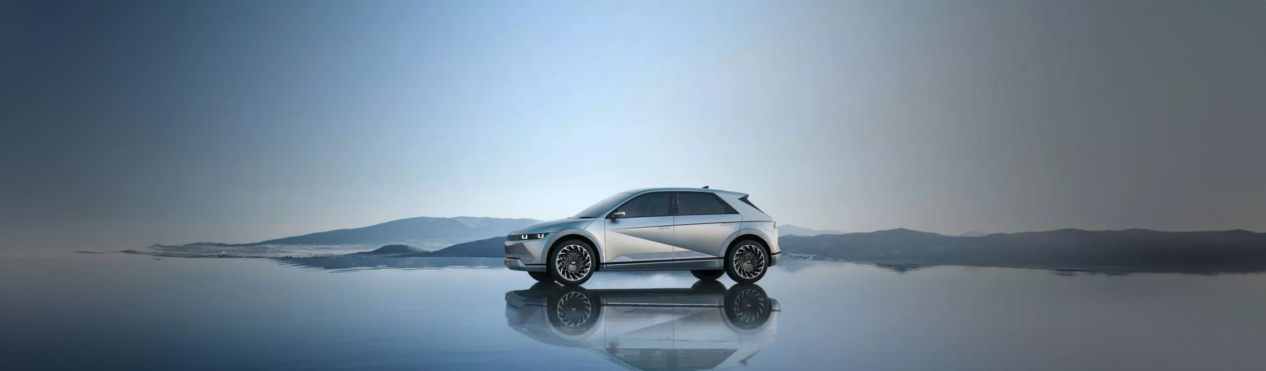 יונדאי רכב חשמלי צבע אפור צילום צד ימין