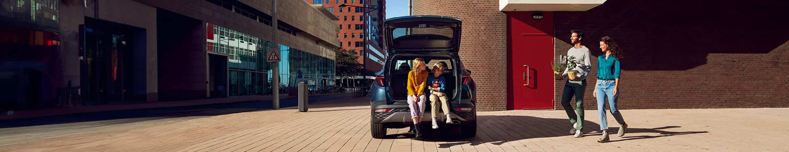 משפחה ליד רכב ג'יפ עם תא מטען פתוח