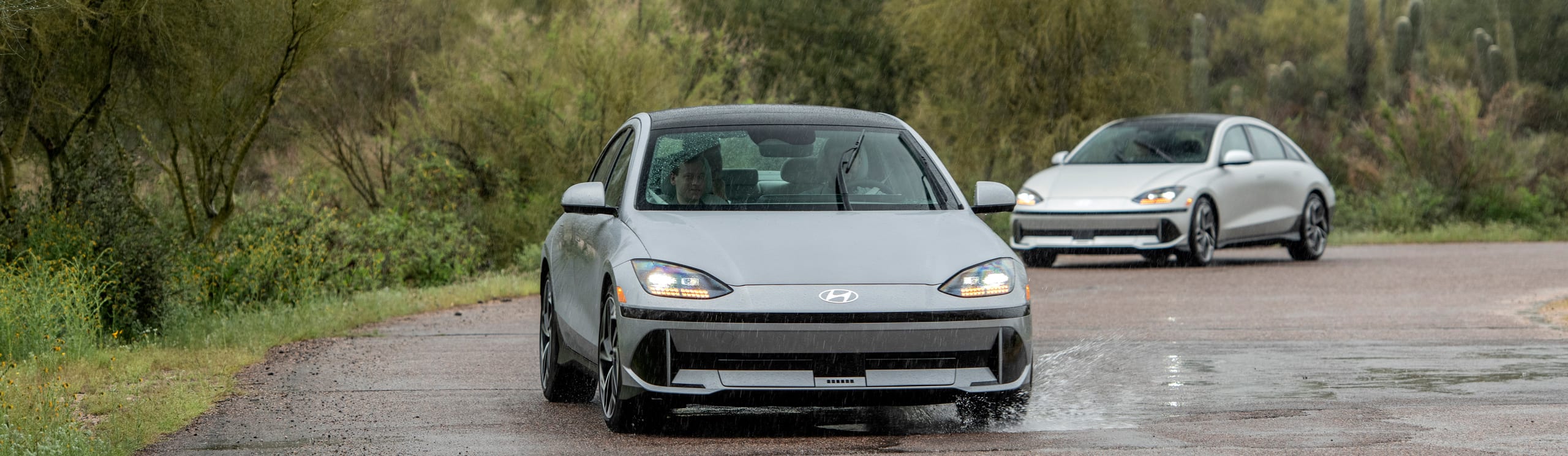 רכבי יונדאי נוסעים על שלולית