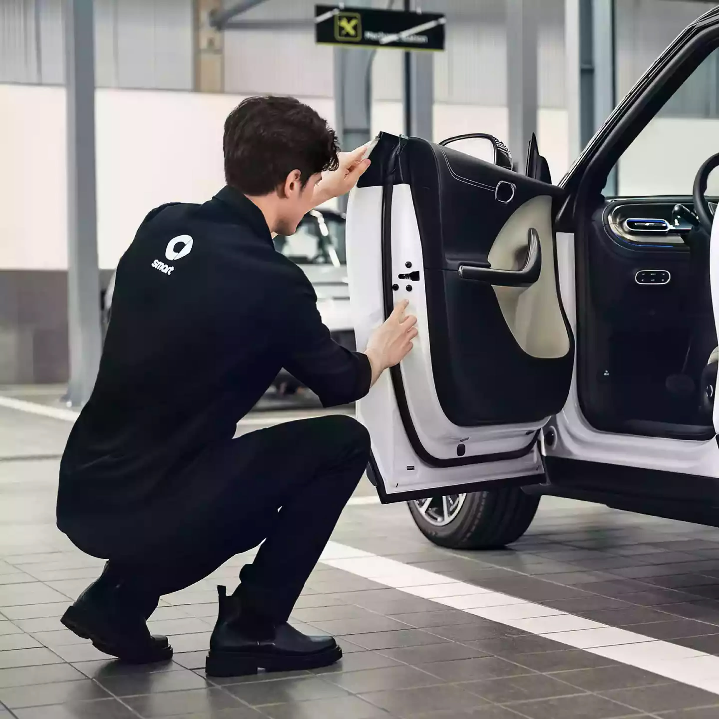 איש בודק את הדלת של הרכב