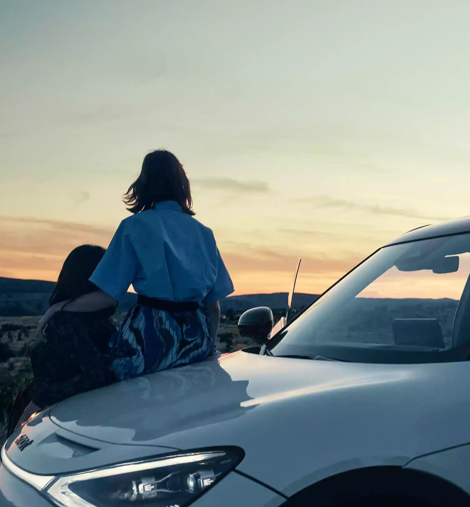 אמא וילדה ליד רכב חשמלי