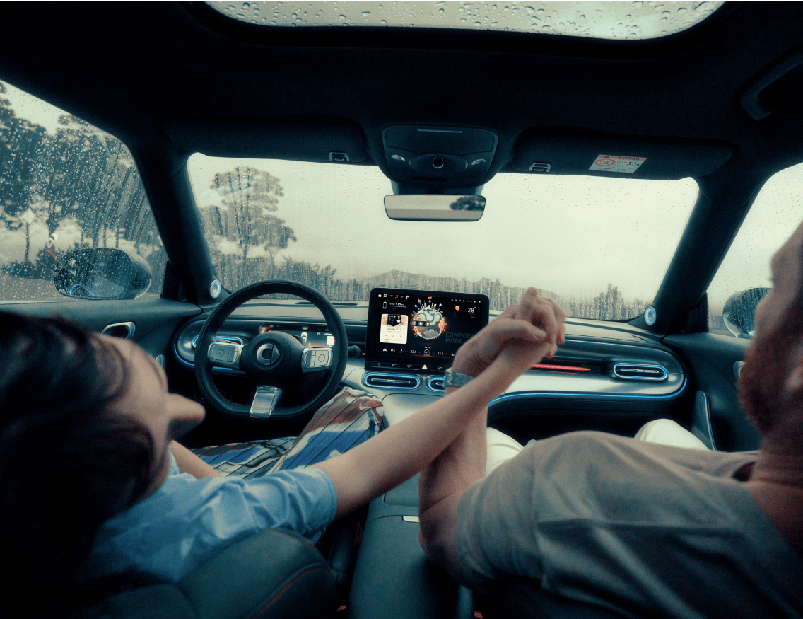 זוג מחזיק ידיים בזמן נסיעה ברכב