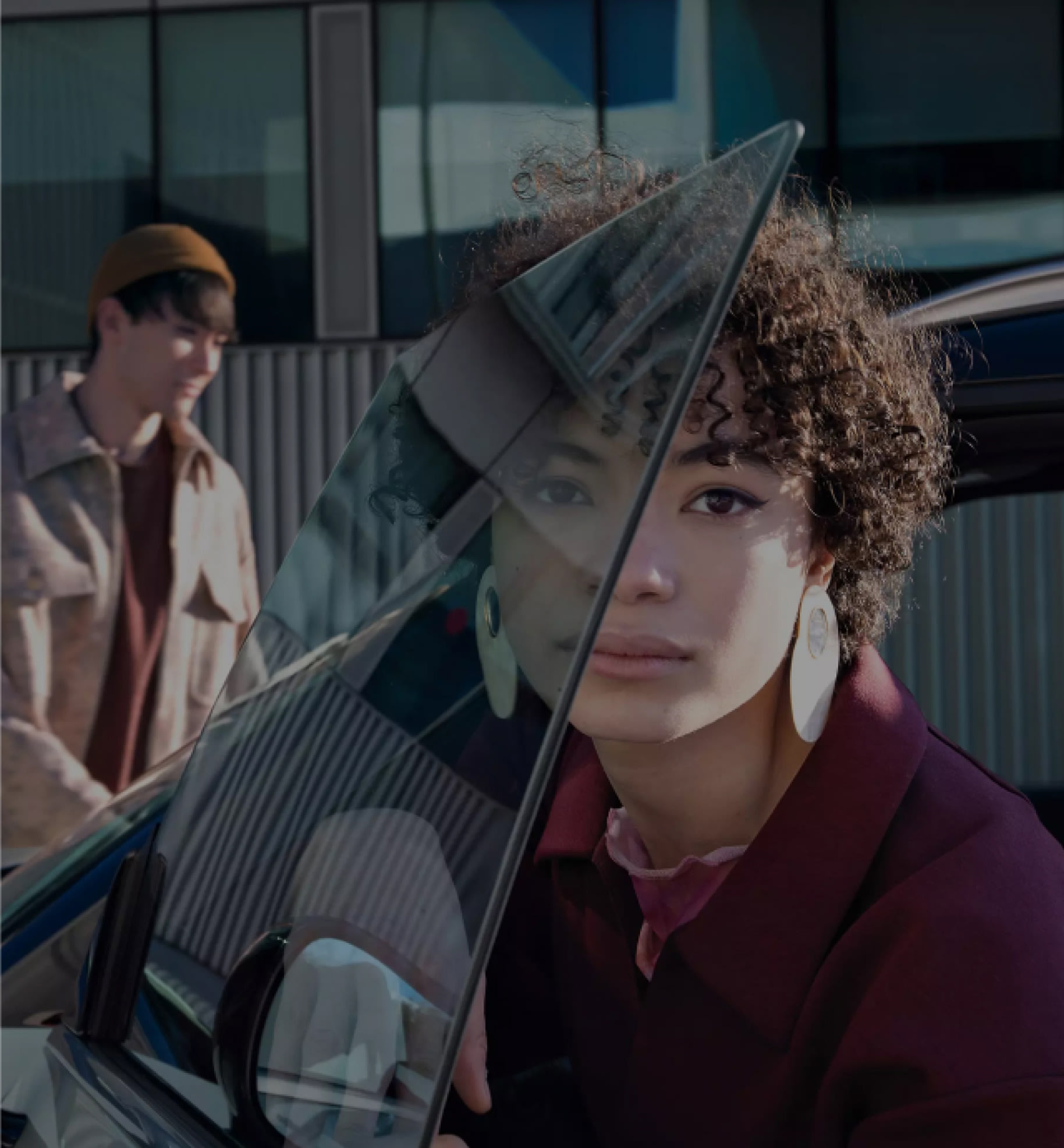 אישה מבעד לחלון זכוכית הרכב