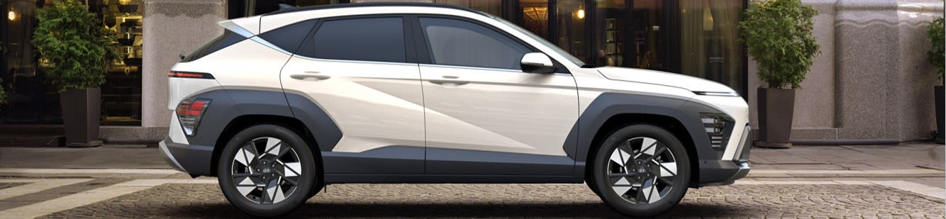 רכב היברידי צבע לבן בחניה - תמונת רוחב