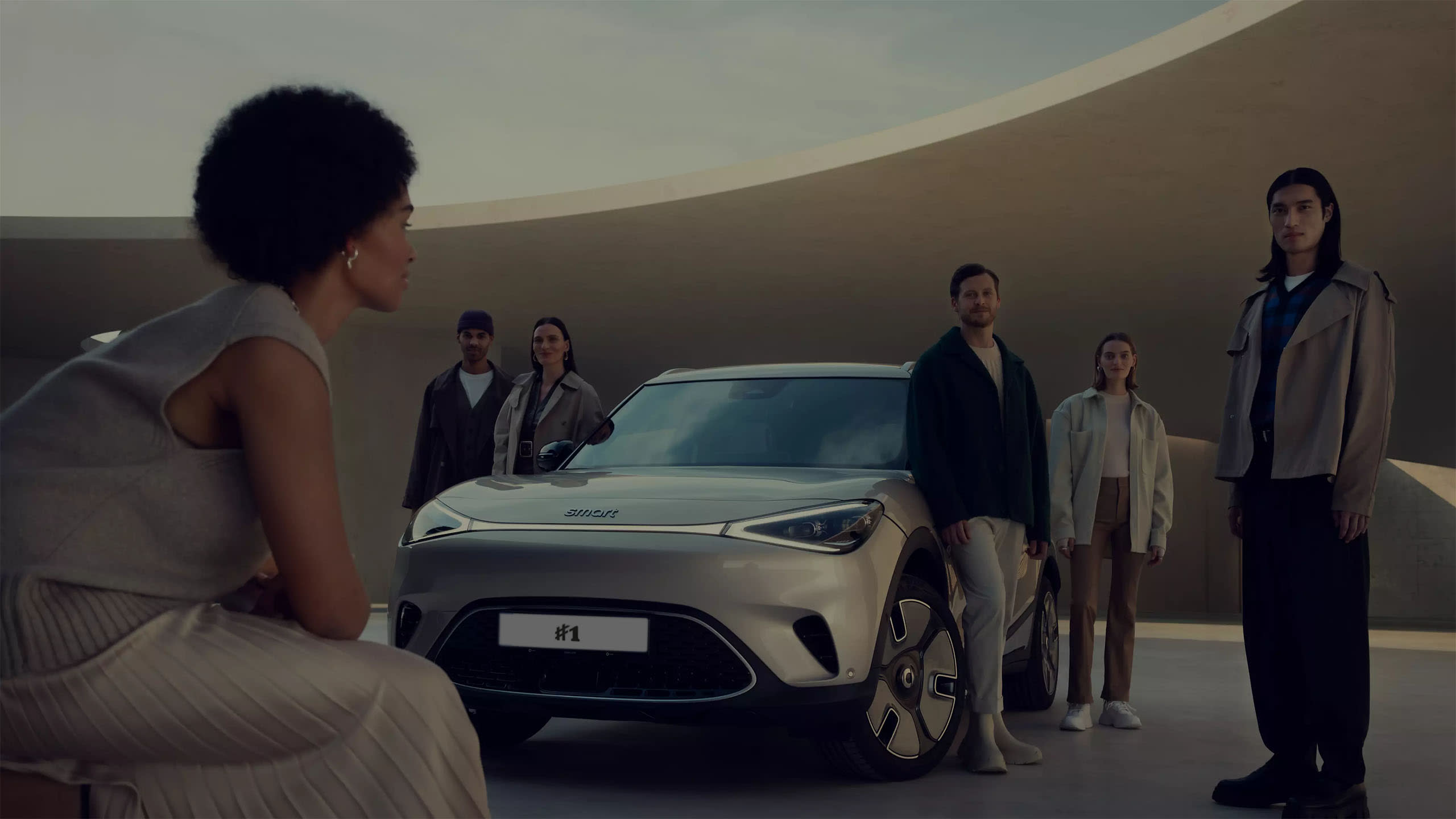 6 אנשים סביב מכונית סמארט