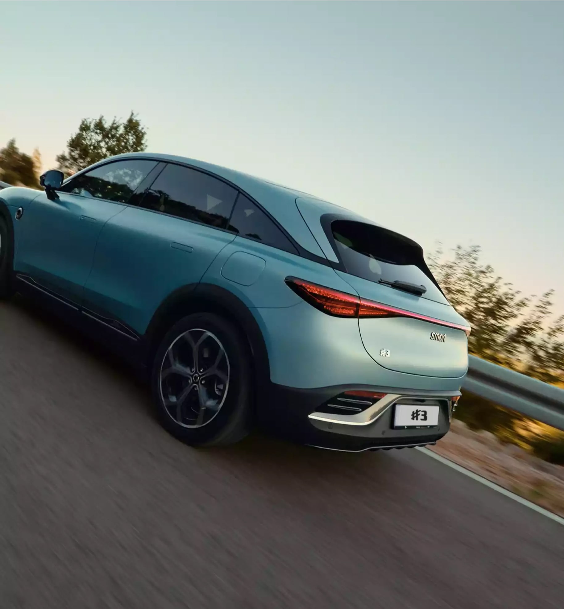 רכב צבע תכלת נוסע בעליה