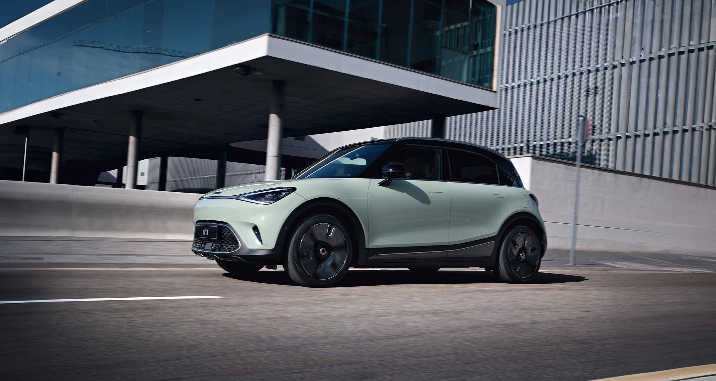 מכונית חשמלית צילום מצד ימין