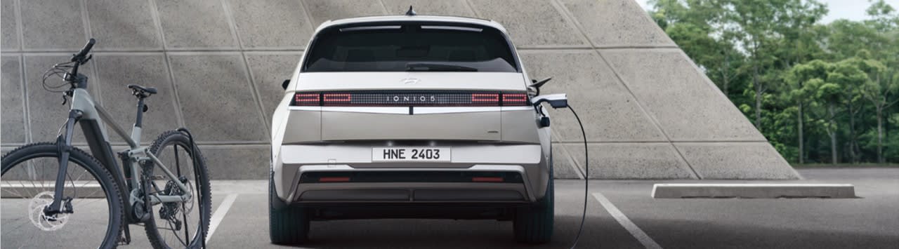 רכב חשמלי מחובר להטענה - באנר עליון