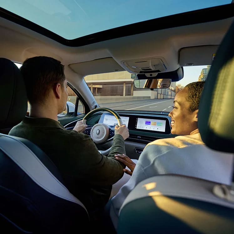 זוג נוסע בתוך רכב חשמלי