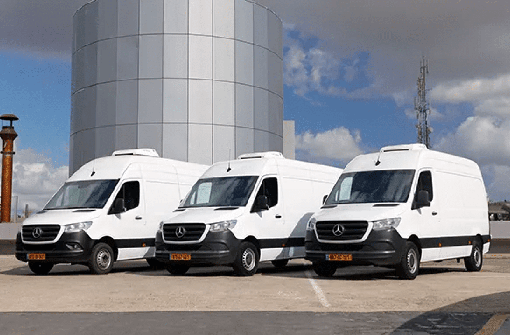 רכבי הסעות של מרצדס ספרינטר בצבע לבן