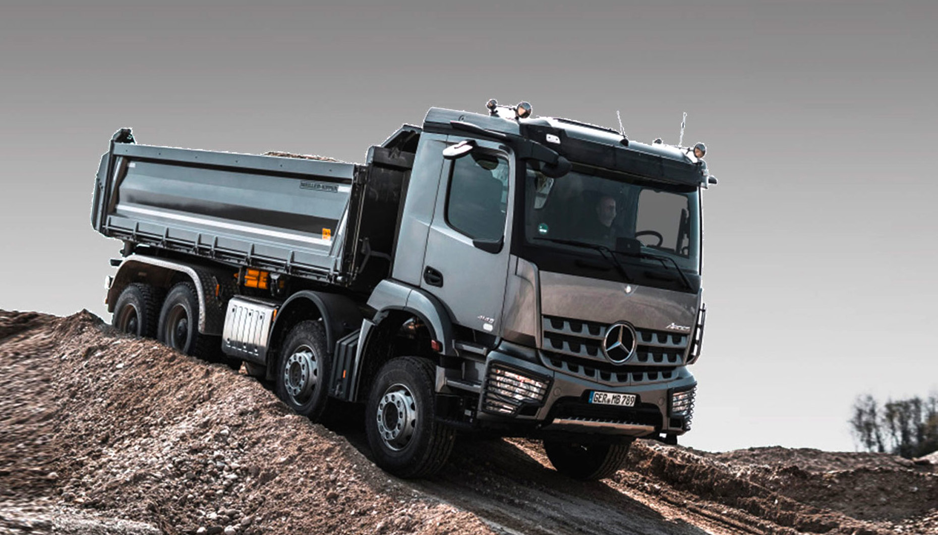 משאית עם נהג 