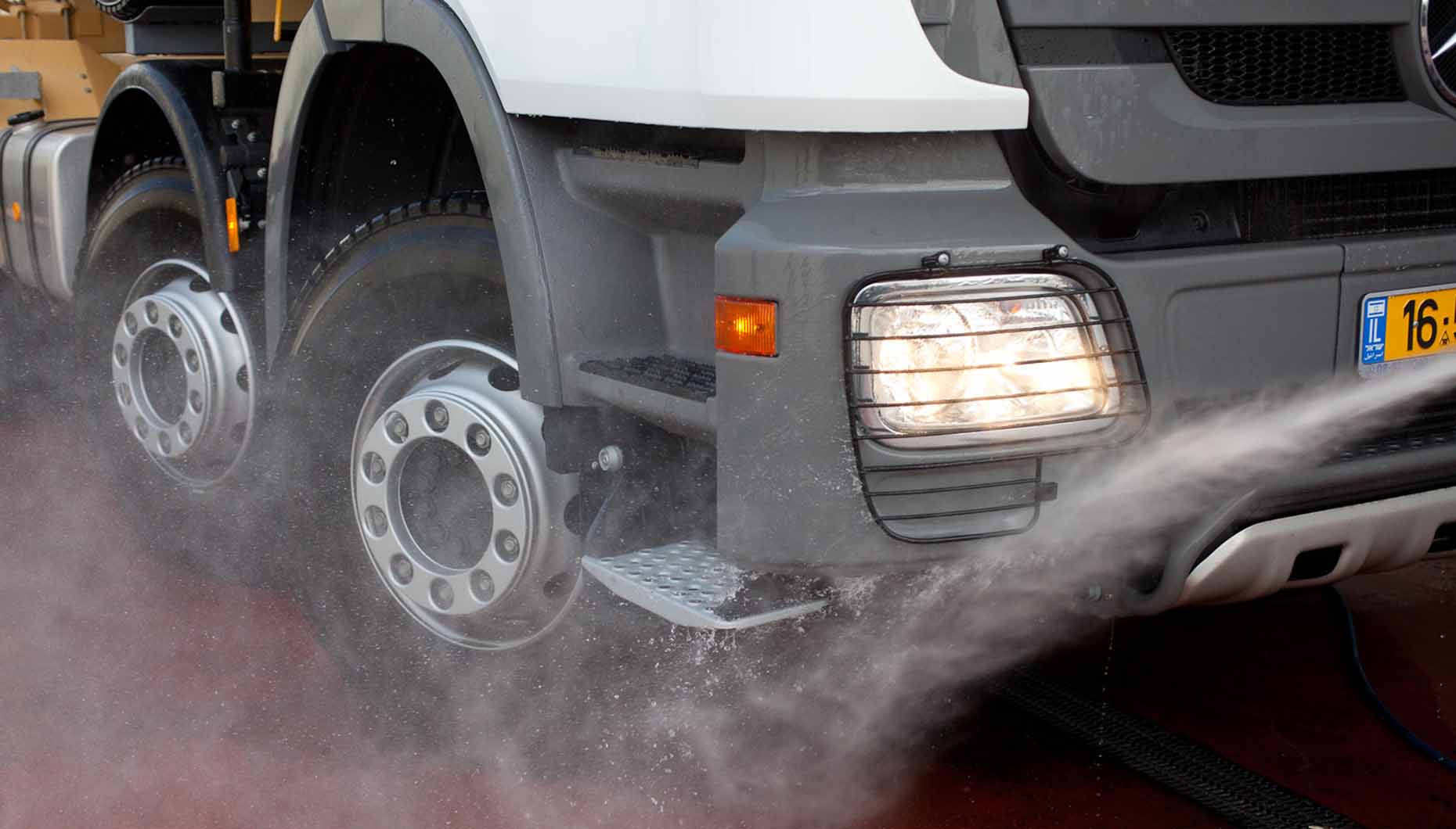 תמונה המתארת איך שוטפים משאית מעל 15 טון