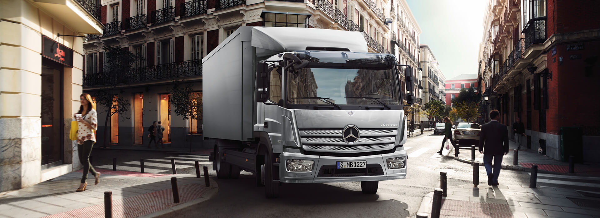 תמונת אווירה של משאית 12 טון לעסקים בסביבה עירונית