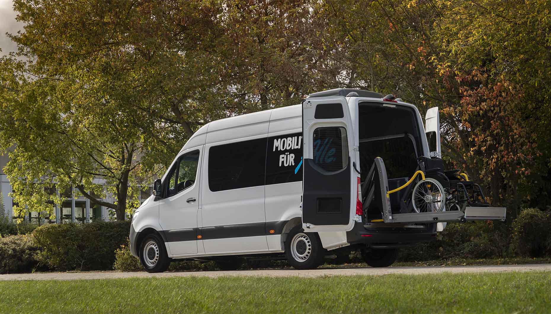 רכב מונגש מרצדס ספרינטר עם מעלון