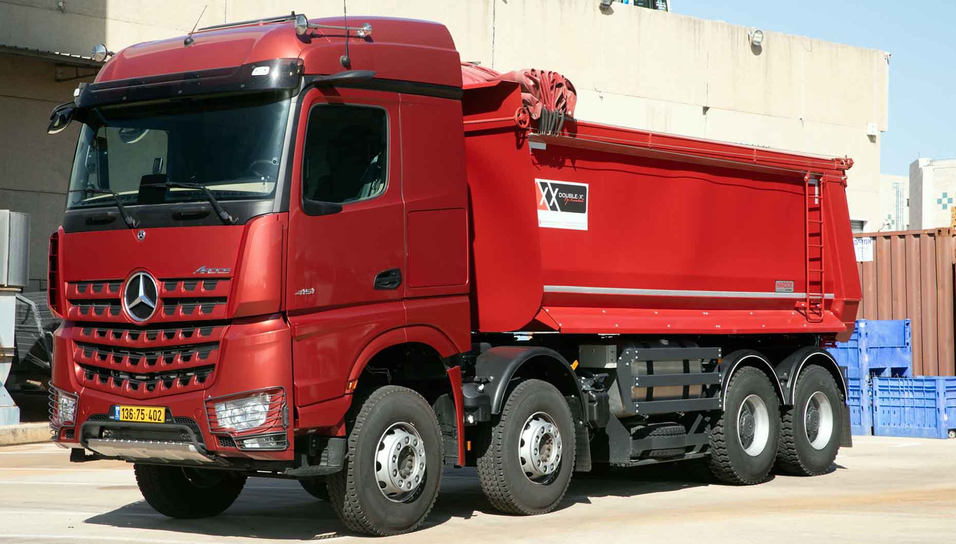 משאית מרצדס אקטרוס בצבע אדום - מבט על חזית וצד המשאית