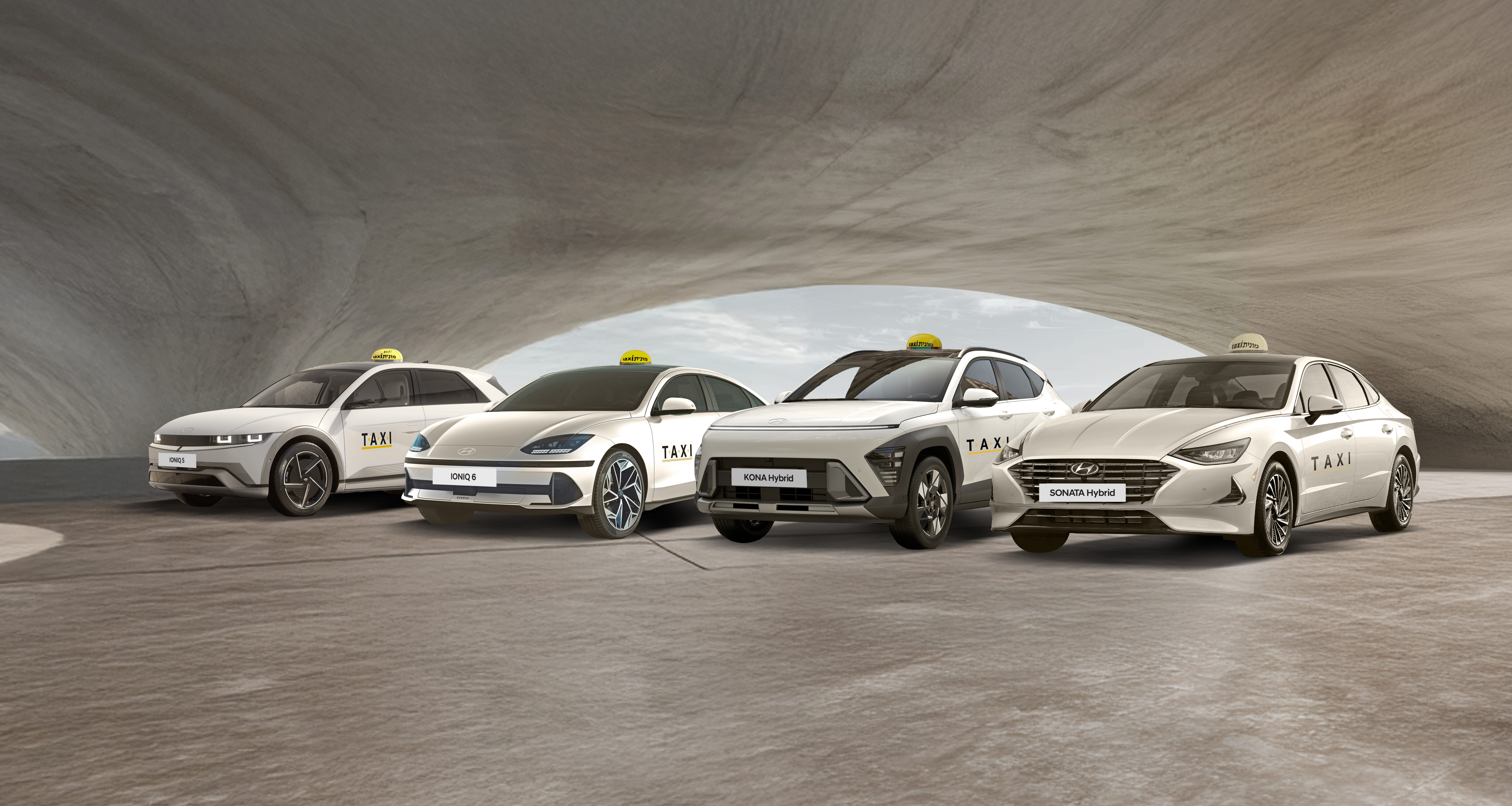 4 מוניות יונדאי מדגמי סונטה, קונה, איוניק 5 ואיוניק 6 חונות זו לצד זו