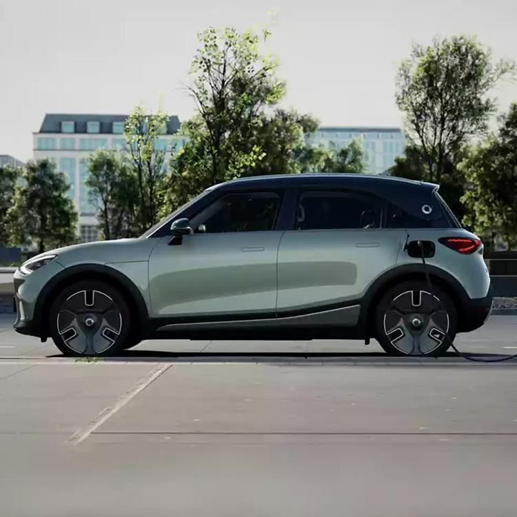 SUV חשמלי מחובר לטעינת חשמל צילום מהצד