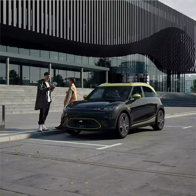 רכב חשמלי חונה לצד שני אנשים