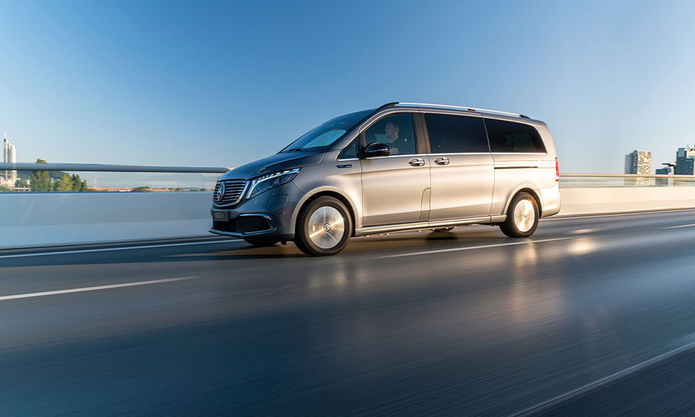 מרצדס ויטו מונית מסחרית בנסיעה