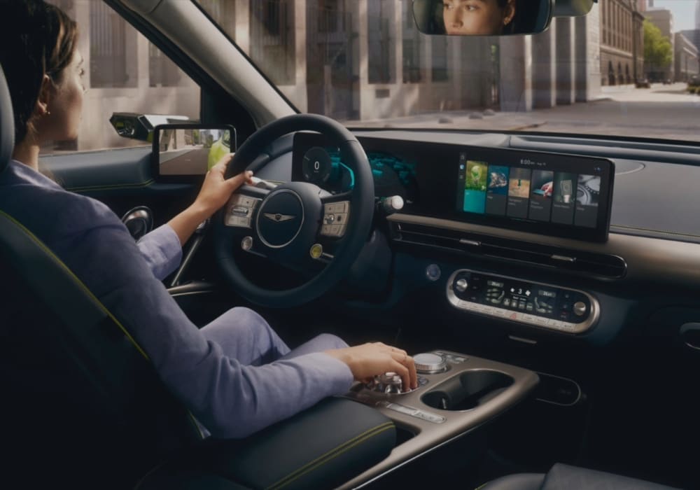 אישה נוסעת בתוך רכב ג'נסיס - תמונה ראשית על אפשרויות מימון לרכב יוקרה