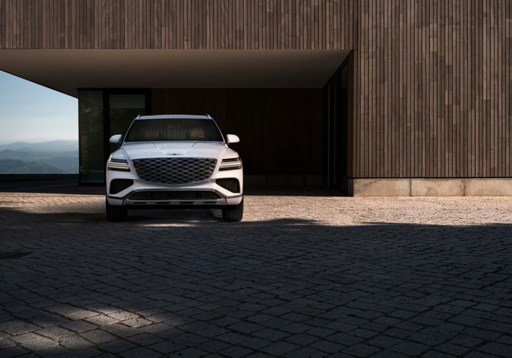 רכב suv יוקרתי מדגם Genesis GV80 (צילום מזווית קדמית) בצבע לבן - מובייל