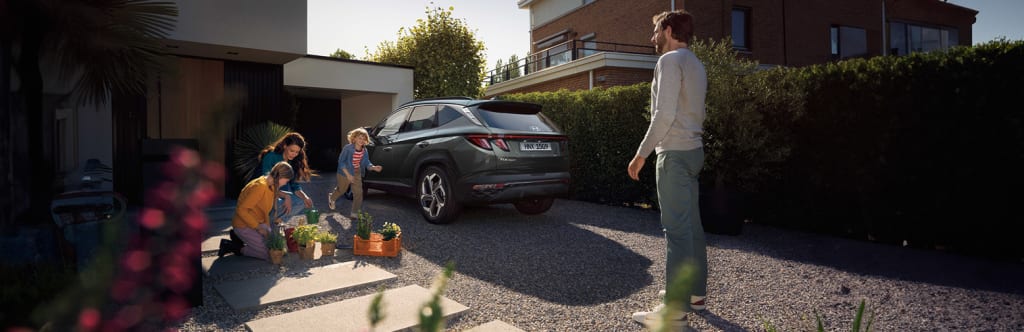 רכב משפחתי חונה בחניה