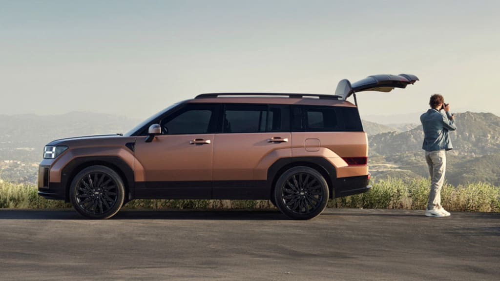 סנטה פה החדשה עם תא מטען פתוח ואיש עומד ליד