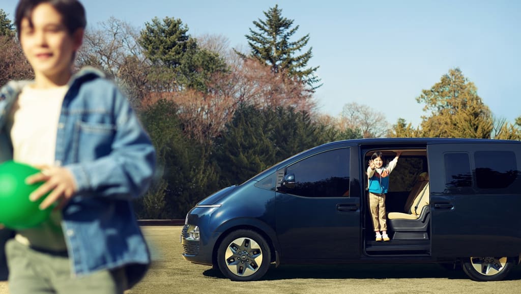 רכב ממנו יוצאת ילדה המצביעה לעבר ילד אחר