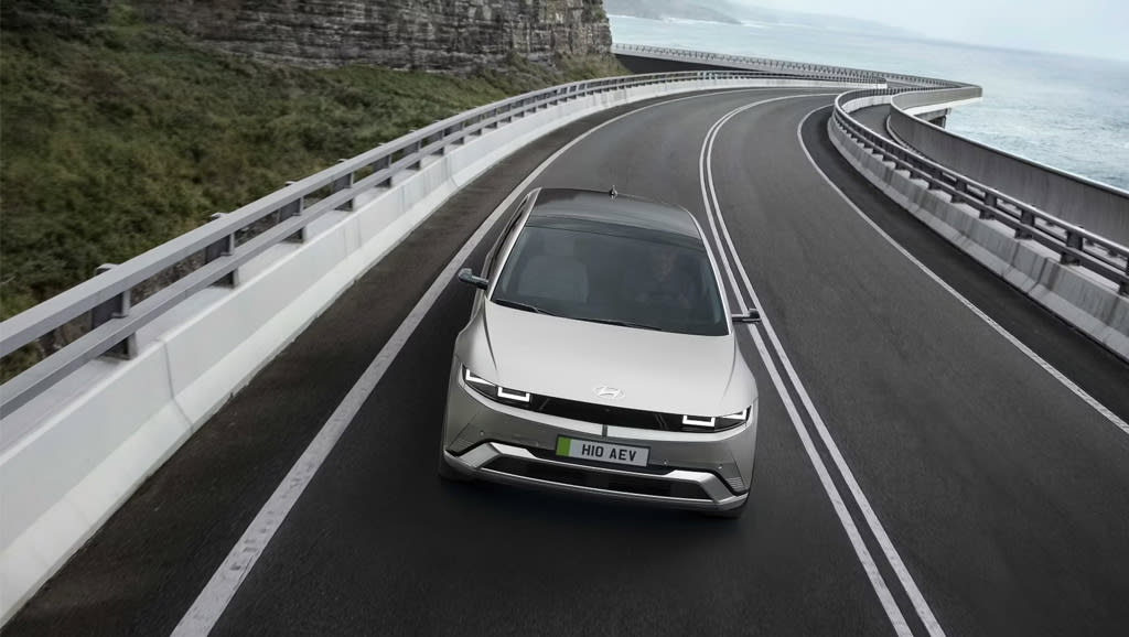 רכב חשמלי בעת נסיעה על הכביש