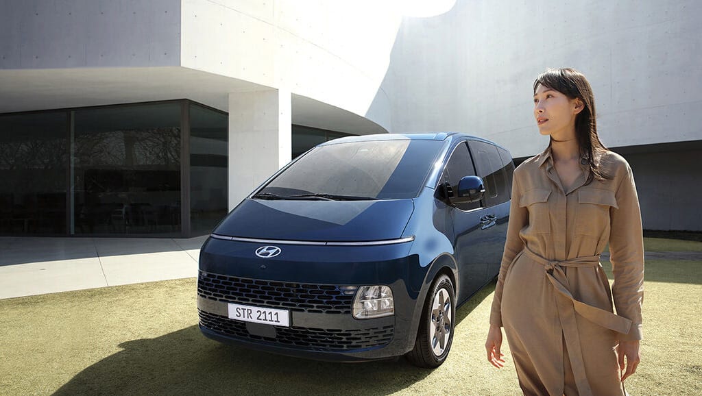 אישה לצד רכב סטריה צבע כחול